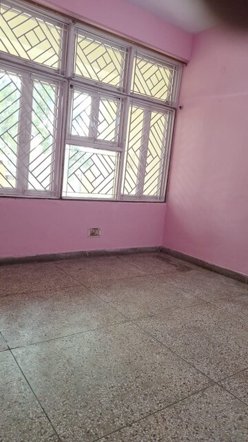 Room in 3 BHK Apartment at Amrapali Golf Homes, Sector 4 Greater Noida – for Rent