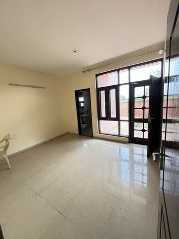 Room in 3 BHK Apartment at Omaxe Silver Birch, North Mullanpur – for Rent