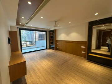 Room in 4 BHK Builder Floor at Sector 55 – for Rent