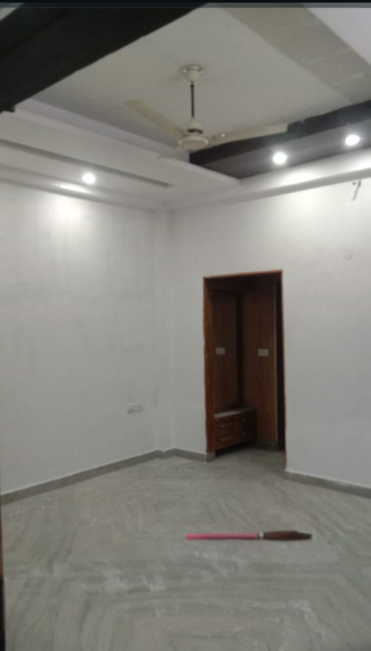 Room, kavi nagar block b 3 Bedroom 200 Sq.Yd. Builder Floor In Kavi Nagar Block B Ghaziabad 9726149