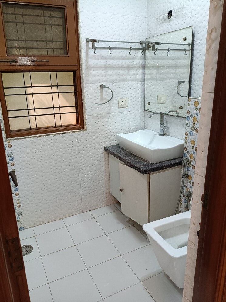 Bathroom, maharani bagh 4 Bedroom 500 Sq.Yd. Independent House In Maharani Bagh Delhi 9726135