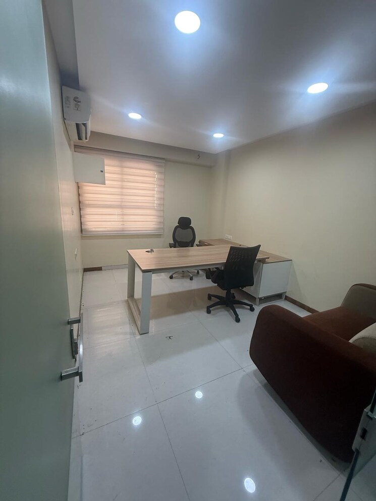 Team Area, iscon-emporio Commercial Office Space 980 Sq.Ft. In Jodhpur Ahmedabad 9726196