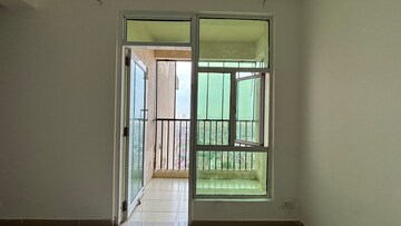 Room in 2.5 BHK Apartment at Gaur City 5th Avenue, Sector 4 Greater Noida – for Rent