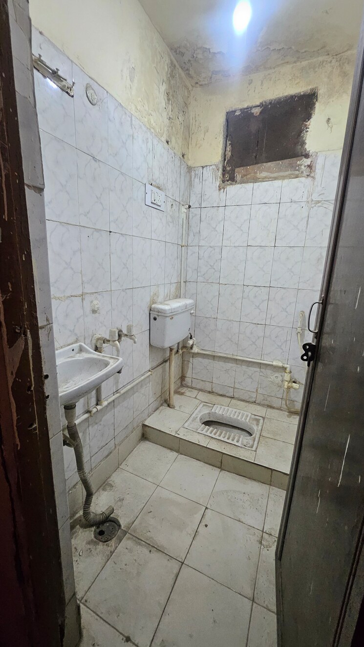 Bathroom, dilshad colony 1 Bedroom 450 Sq.Ft. Apartment In Dilshad Colony Delhi 9726248