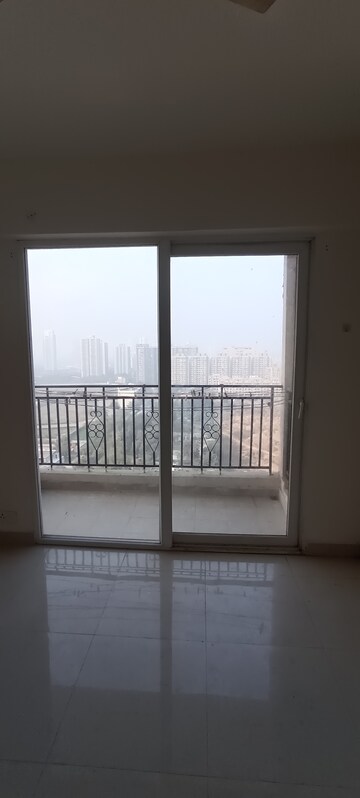 Room in 2 BHK Apartment at Signature Global Prime, Sector 63a – for Rent
