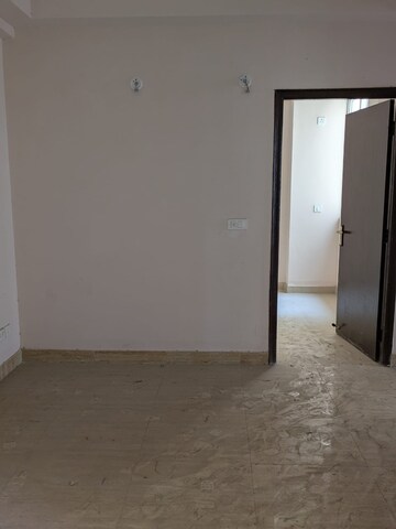 Room in 2 BHK Apartment at Amrapali Golf Homes, Sector 4 Greater Noida – for Sale