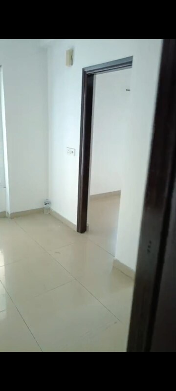 2.5 BHK Apartment For Rent in Ajnara Le Garden, Sector 16b Greater Noida