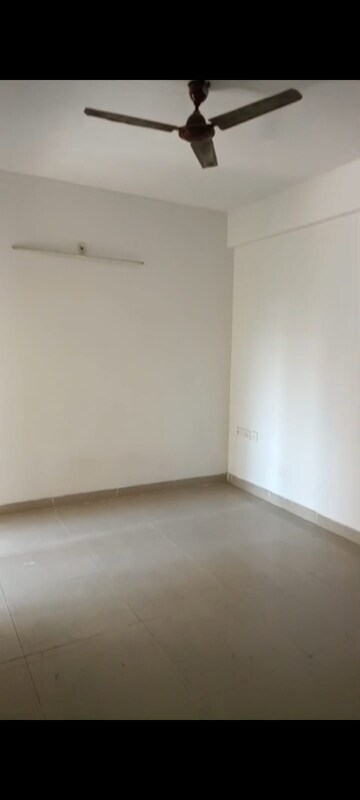Room in 2.5 BHK Apartment at Ajnara Le Garden, Sector 16b Greater Noida – for Rent