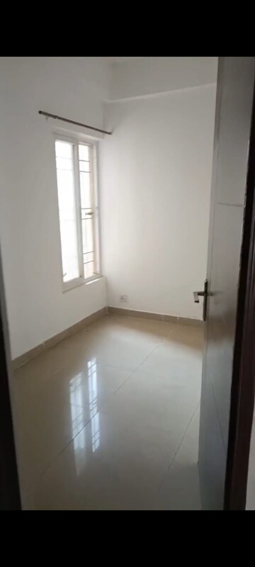 Room in 2.5 BHK Apartment at Ajnara Le Garden, Sector 16b Greater Noida – for Rent