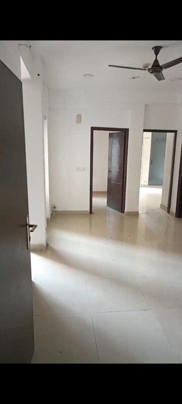 Room in 2.5 BHK Apartment at Ajnara Le Garden, Sector 16b Greater Noida – for Rent
