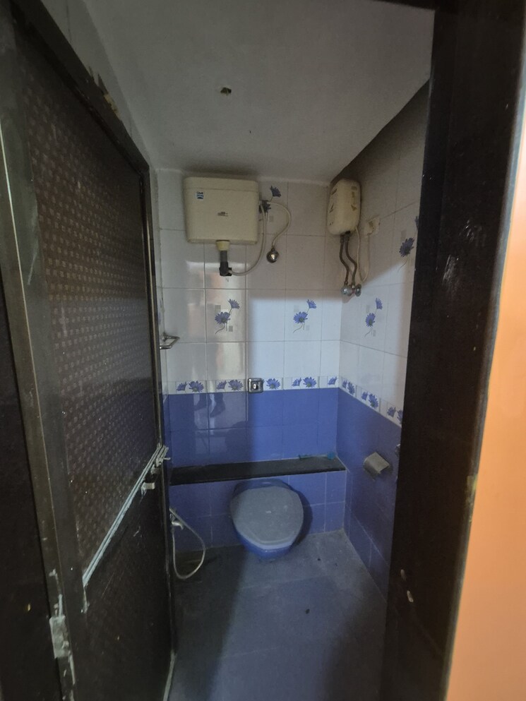 Bathroom, vasant-mandar-chs 2 Bedroom 780 Sq.Ft. Apartment In Vasant Vihar Thane 9726355
