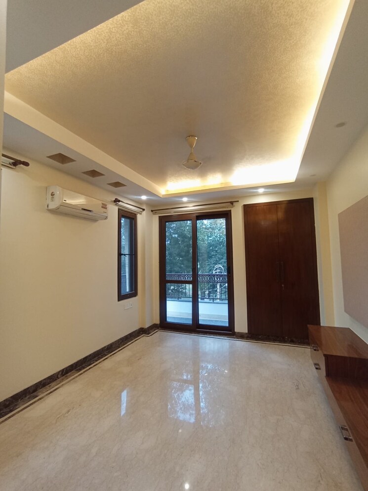 Room, greater kailash ii 4 Bedroom 500 Sq.Yd. Builder Floor In Greater Kailash ii Delhi 9726417