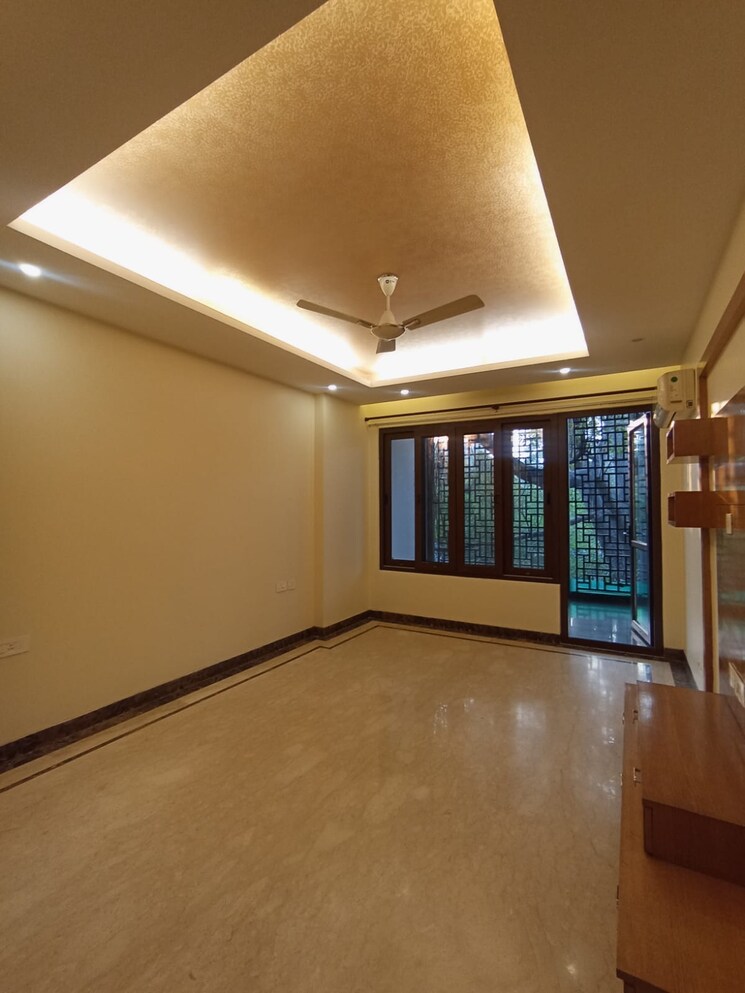 Room, greater kailash ii 4 Bedroom 500 Sq.Yd. Builder Floor In Greater Kailash ii Delhi 9726417