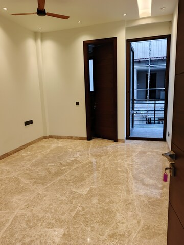 Room in 4 BHK Builder Floor at Defence Colony – for Rent