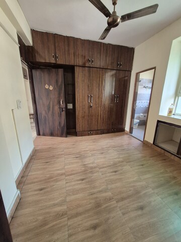 Furnished Amenities in 3.5 BHK Builder Floor at Mayur Vihar Phase 1 Extension – for Rent