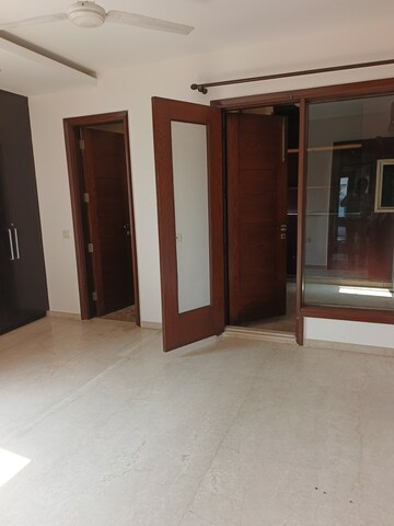 Room in 4 BHK Builder Floor at Hauz Khas Enclave – for Rent