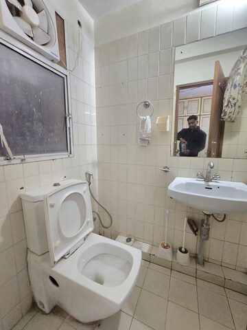 Bathroom in 2 BHK Apartment at DLF The Princeton Estate, Dlf Phase V – for Rent