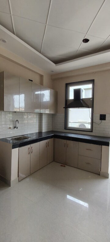 Kitchen in 1 BHK Builder Floor at Unitech Infospace, Sector 21 – for Rent