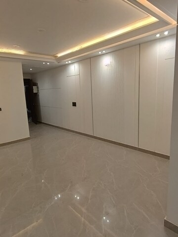 Room in 3 BHK Builder Floor at Manglapuri – for Sale