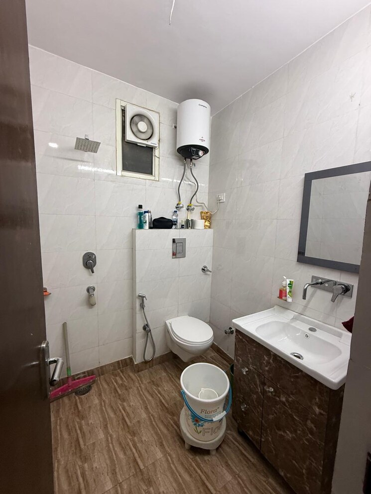 Bathroom, kalkaji 2 Bedroom 1000 Sq.Ft. Builder Floor In Kalkaji Delhi 9726733