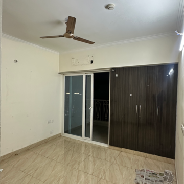 Room in 2 BHK Apartment at Gaur City 7th Avenue, Sector 4 Greater Noida – for Rent