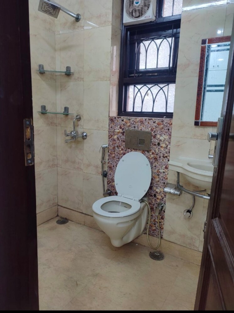 Bathroom, chittaranjan park 3 Bedroom 1500 Sq.Ft. Builder Floor In Chittaranjan Park Delhi 9726831
