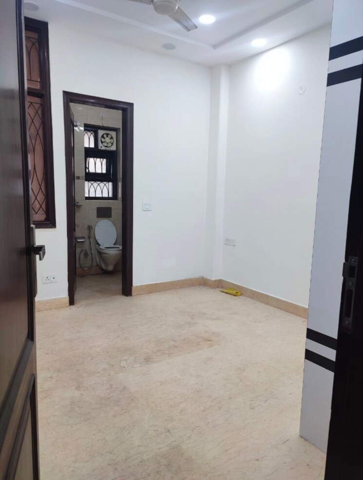 Room, chittaranjan park 3 Bedroom 1500 Sq.Ft. Builder Floor In Chittaranjan Park Delhi 9726831