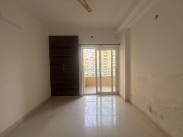 Room in 3 BHK Apartment at Purvanchal Royal Park, Sector 137 – for Rent