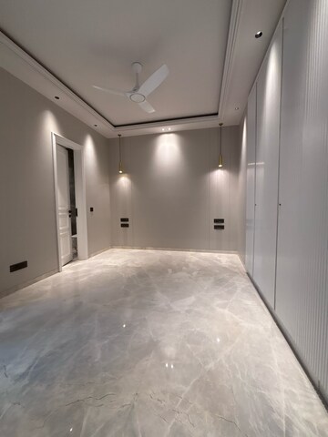 Room in 3 BHK Builder Floor at Safdarjung Enclave – for Sale