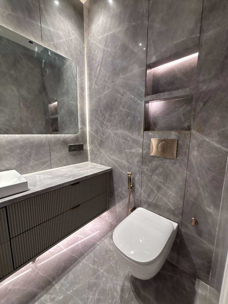 Bathroom, safdarjung enclave 3 Bedroom 250 Sq.Yd. Builder Floor In Safdarjung Enclave Delhi 9726887