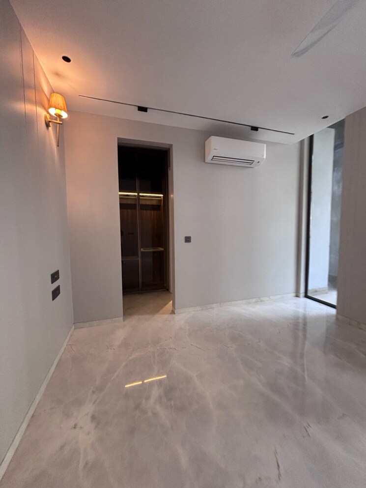 Room, safdarjung enclave 3 Bedroom 250 Sq.Yd. Builder Floor In Safdarjung Enclave Delhi 9726887