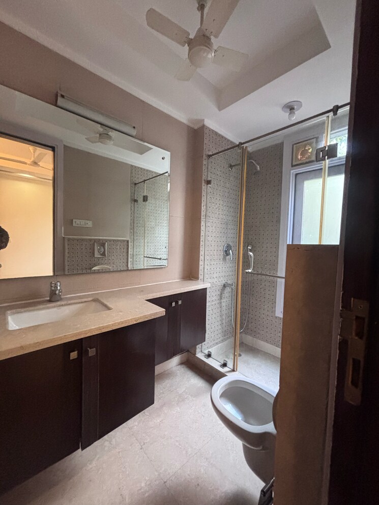 Kitchen, safdarjung enclave 3 Bedroom 200 Sq.Yd. Builder Floor In Safdarjung Enclave Delhi 9726888