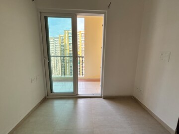 Room in 2 BHK Apartment at Gaur City 7th Avenue, Sector 4 Greater Noida – for Rent