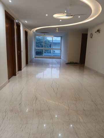 Staircase in 4 BHK Builder Floor at Uppal Southend, Sector 49 – for Rent