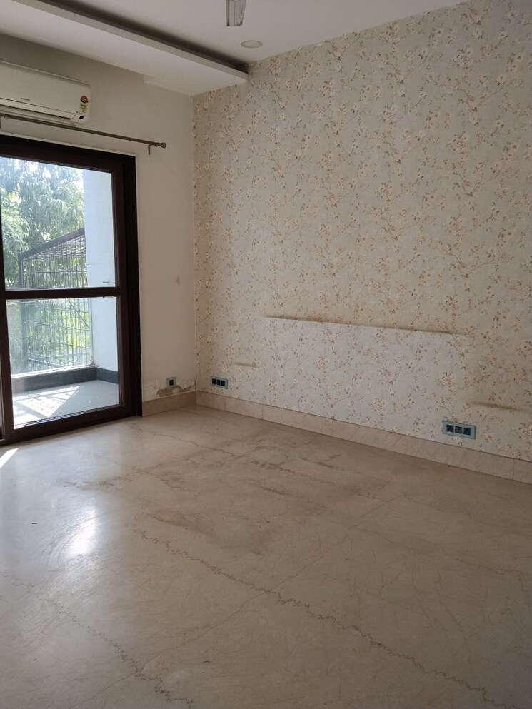 Room, sector 15 3 Bedroom 1800 Sq.Ft. Builder Floor In Sector 15 Gurgaon 9726993