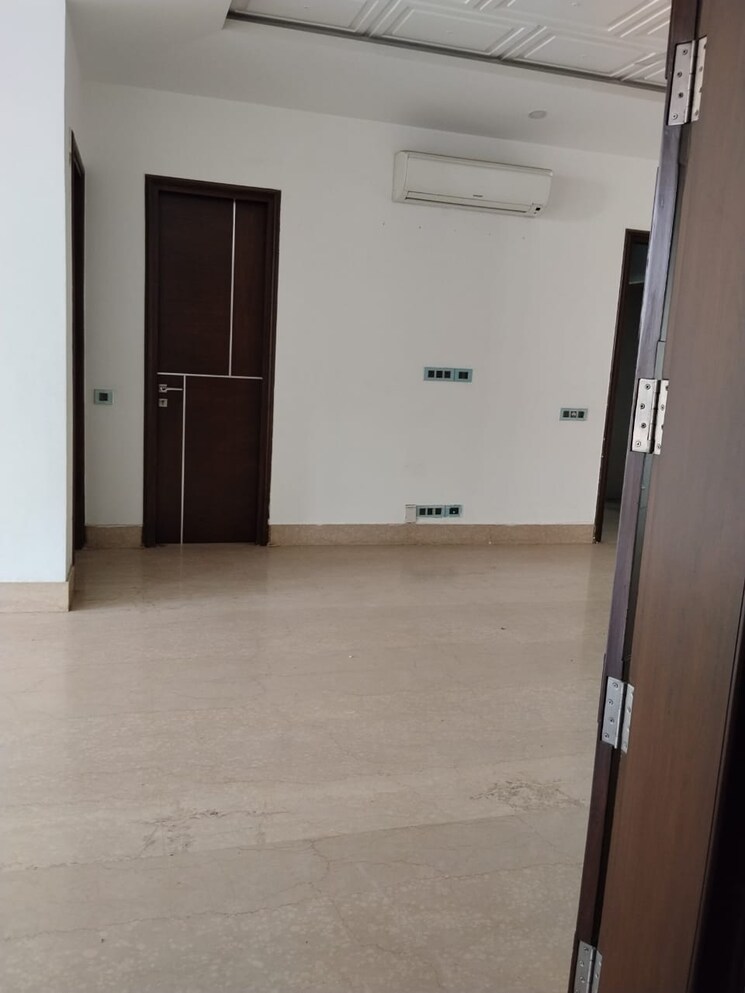 Room, sector 15 3 Bedroom 1800 Sq.Ft. Builder Floor In Sector 15 Gurgaon 9726993