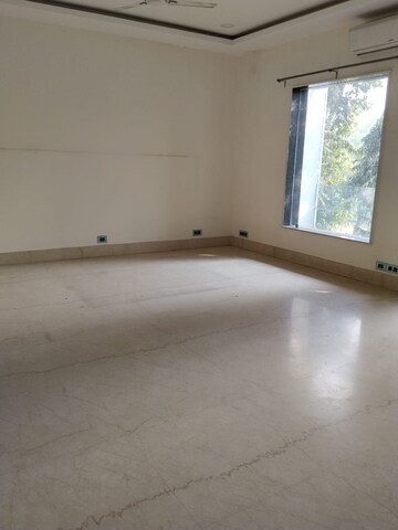 Room in 3 BHK Builder Floor at Sector 15 – for Rent