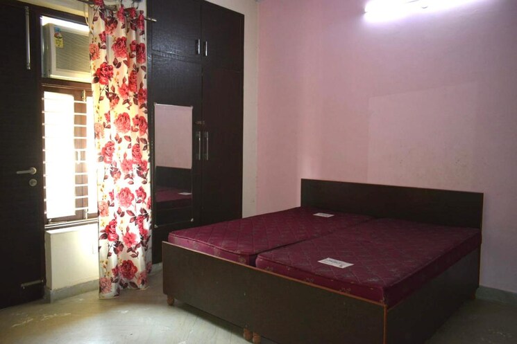 Bedroom, sector 14 4 Bedroom 2500 Sq.Ft. Builder Floor In Sector 14 Gurgaon 9727007