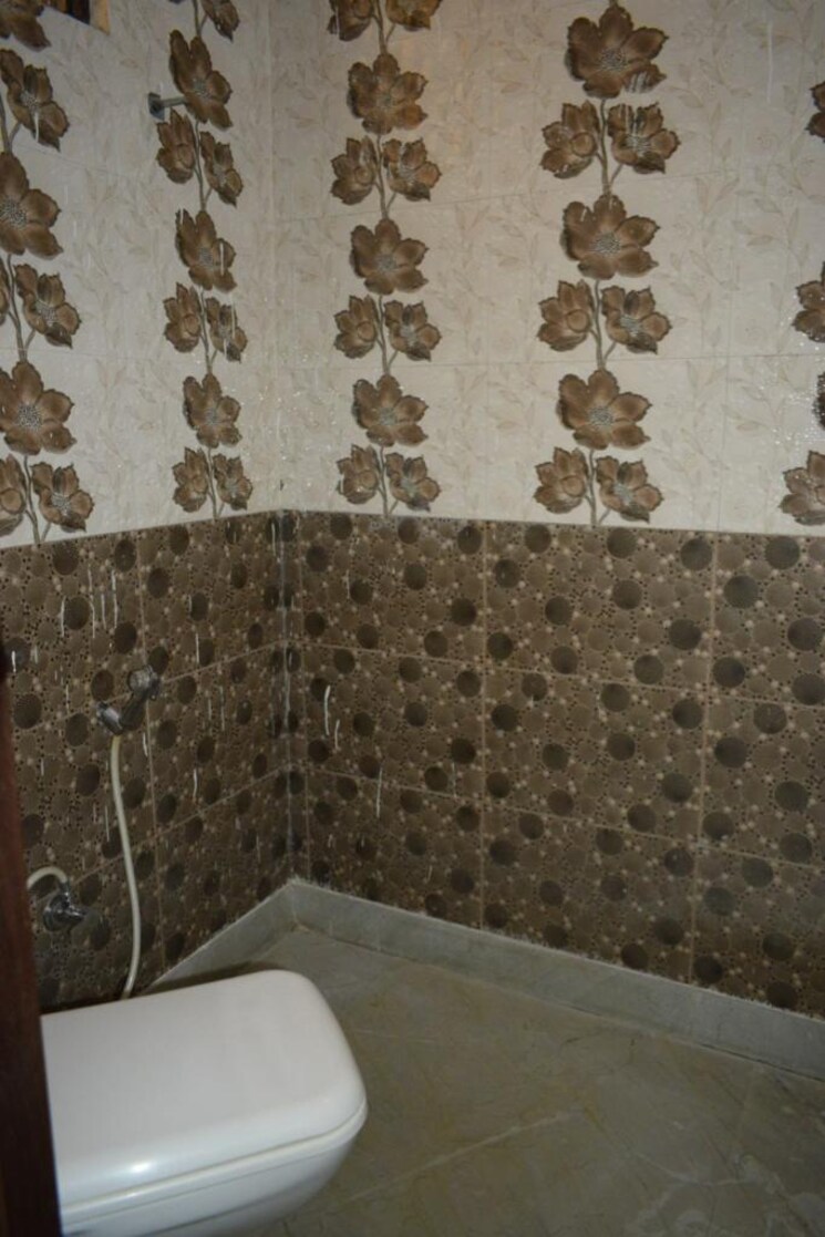 Attached Bathroom, sector 14 4 Bedroom 2500 Sq.Ft. Builder Floor In Sector 14 Gurgaon 9727007