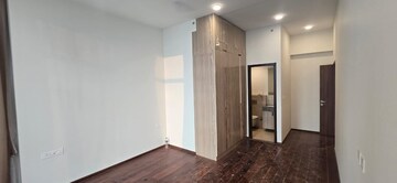 Room in 3.5 BHK Apartment at K Raheja Modern Vivarea, Mahalaxmi – for Rent