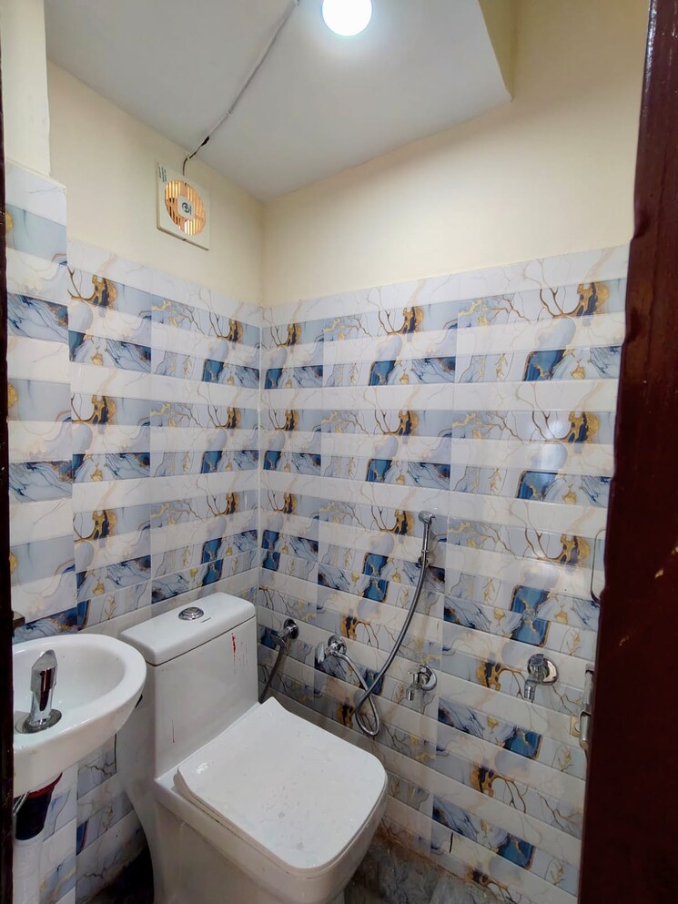 Bathroom, apex-anuradha-apartments 2 Bedroom 1000 Sq.Ft. Apartment In Paschim Vihar Delhi 9727045