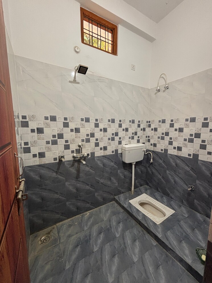 Bathroom, gomti nagar 2 Bedroom 1250 Sq.Ft. Builder Floor In Gomti Nagar Lucknow 9727198
