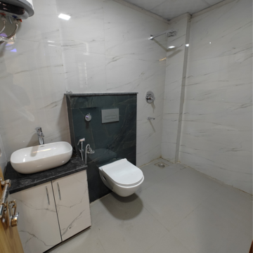 Bathroom in 1 BHK Builder Floor at DLF Centre Court, Golf Course Road – for Rent