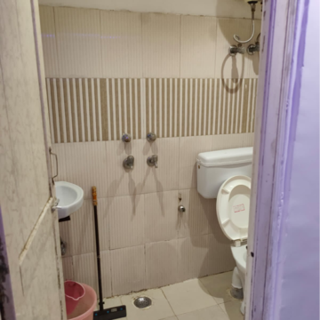 Bathroom in 1 BHK Builder Floor at Malviya Nagar – for Rent