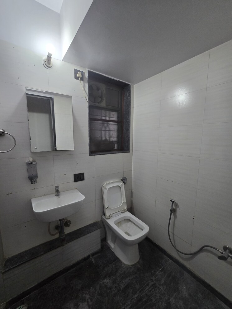 Bathroom, kalpataru-tarangan-shravan 2 Bedroom 800 Sq.Ft. Apartment In Samata Nagar Thane 9727423