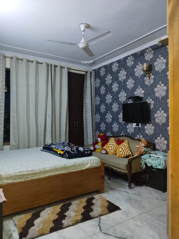 Room in 3 BHK Builder Floor at Ashoka Enclave 3, Sector 35 – for Rent
