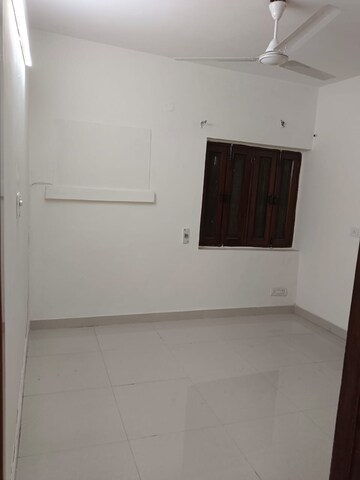 Room in 2 BHK Builder Floor at Dayanand Colony – for Rent