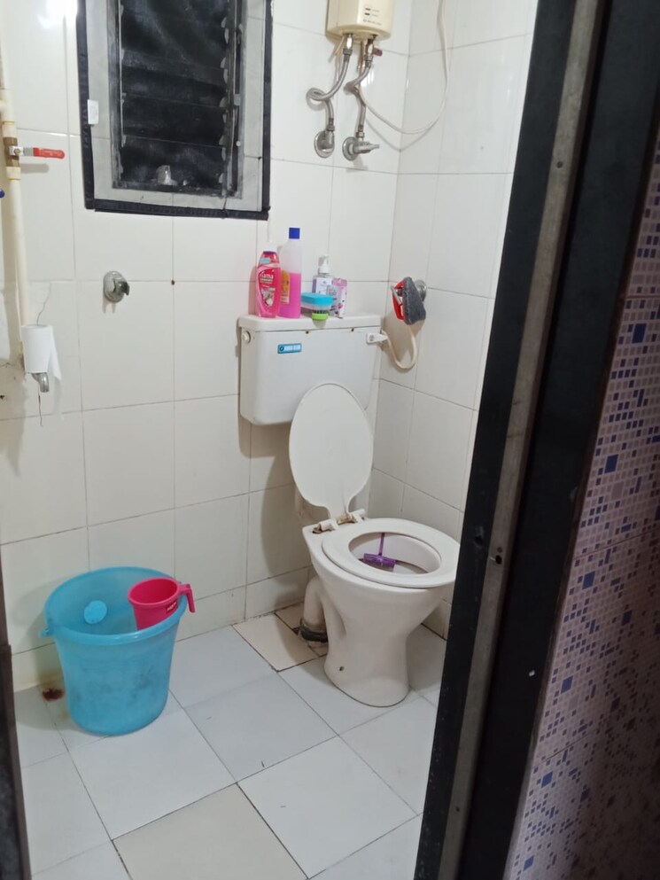 Bathroom, gokuldham-complex 1 RK 300 Sq.Ft. Apartment In Goregaon East Mumbai 9727699