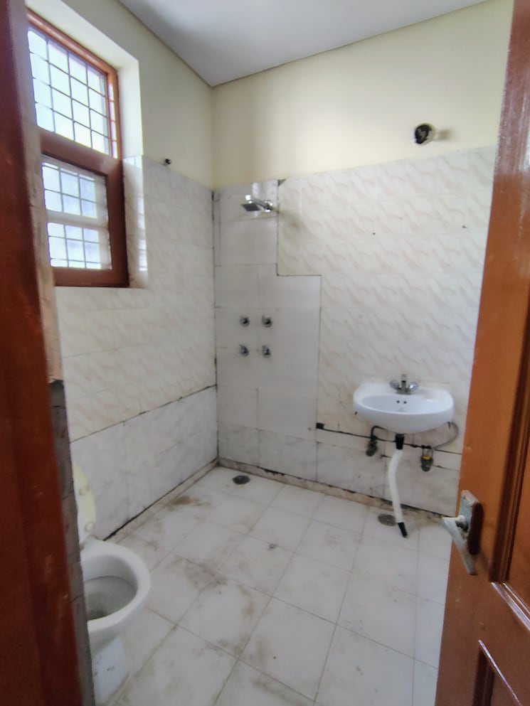 Bathroom, palam vihar 3 Bedroom 500 Sq.Yd. Builder Floor In Palam Vihar Gurgaon 9727737