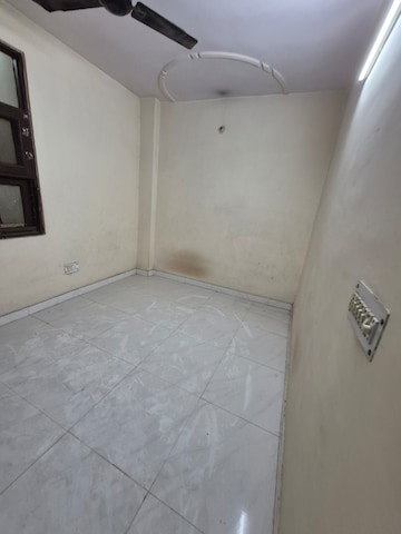 Bathroom in 2.5 BHK Builder Floor at Mayur Vihar – for Rent
